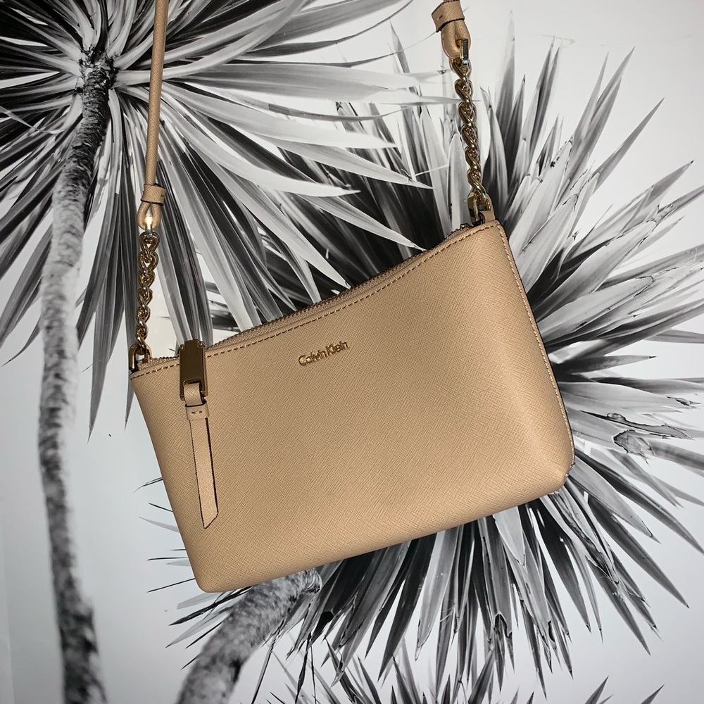 CALVIN KLEIN // CROSS SHOULDER PURSE